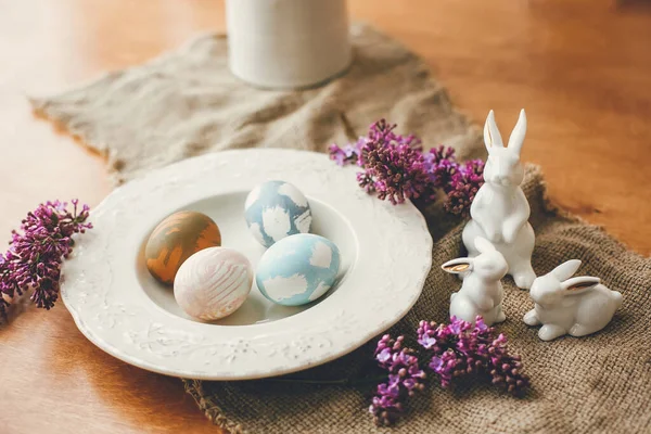 Стильні Великодні Яйця Старовинній Тарілці Білі Кролики Бузкові Квіти Сільській — стокове фото