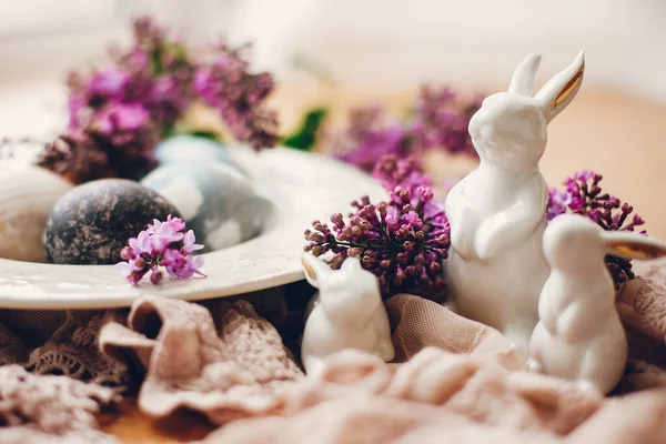 Coelhinhos Brancos Páscoa Elegantes Ovos Páscoa Modernos Prato Vintage Flores — Fotografia de Stock