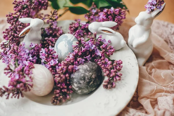 Feliz Páscoa Composição Rústica Ovos Páscoa Tingidos Naturais Flores Lilás — Fotografia de Stock