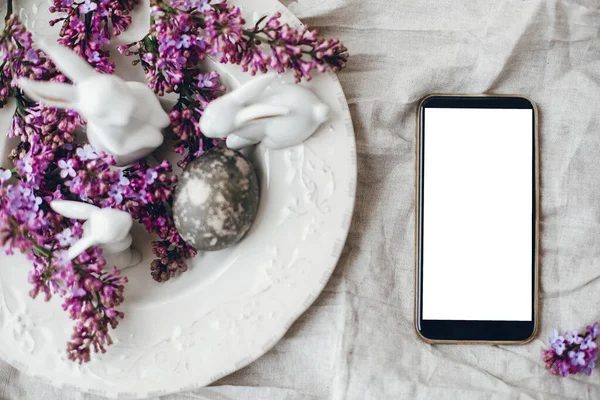 Teléfono Con Pantalla Vacía Elegantes Conejitos Blancos Pascua Huevo Pascua —  Fotos de Stock