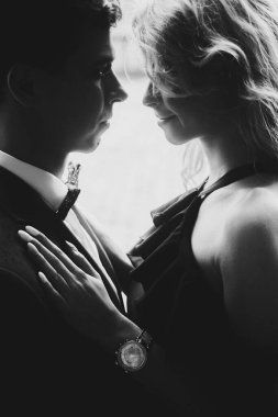 Avrupa şehir caddesinde ışık altında kucaklaşan şık bir çift. Hassas romantik an. Modaya uygun bir erkek ve kadın birbirlerine nazikçe sarılıyorlar. Sevgililer Günü