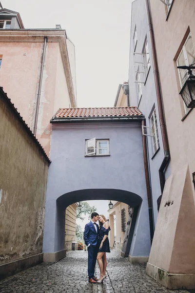 Elegante Pareja Abrazándose Juntos Calle Ciudad Europea Fondo Arquitectura Antigua — Foto de Stock