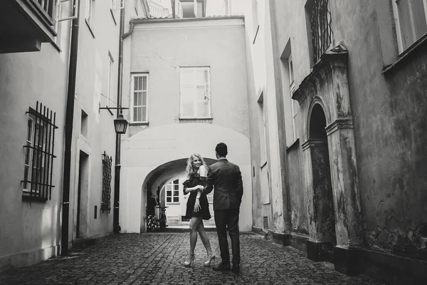 古建筑背景下的欧洲城市街道拥抱着一对时髦的夫妇 时尚的男人和女人在城市里热爱地跳舞 一起在欧洲旅行 — 图库照片