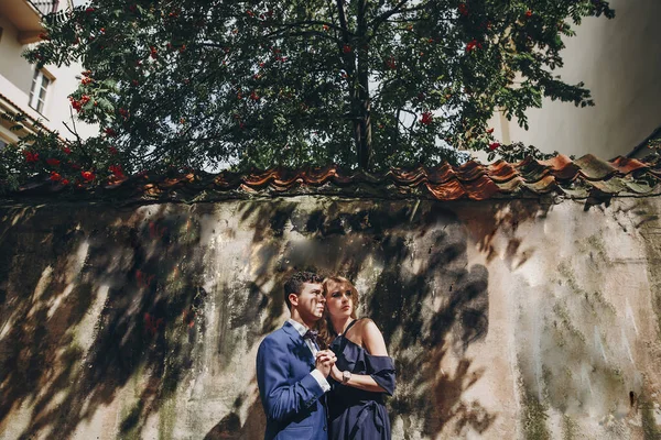 Cuplu Elegant Îmbrățișând Lumina Însorită Strada Europeană Orașului Moment Romantic — Fotografie, imagine de stoc