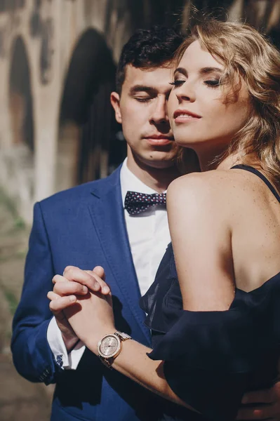 Stylish Couple Embracing Sunny Light European City Street Tender Romantic — Stock Photo, Image