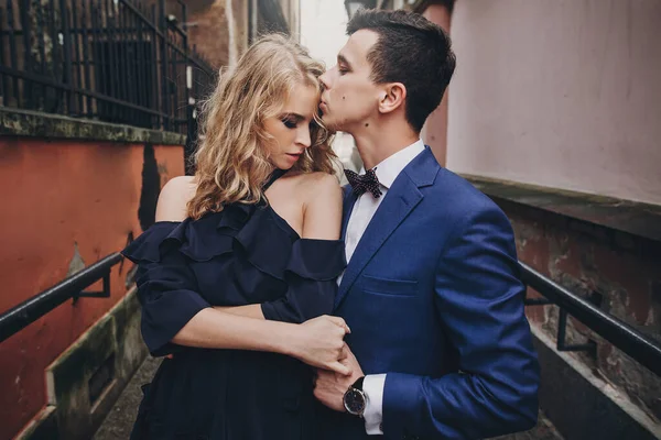 スタイリッシュなカップルは ヨーロッパの街の通りを受け入れる 官能的な情熱的な瞬間 優しく抱きつく愛のファッショナブルな男と女 バレンタインデー — ストック写真