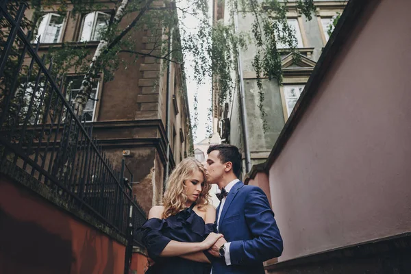 Casal Elegante Abraçando Beijando Rua Cidade Europeia Momento Paixão Sensual — Fotografia de Stock