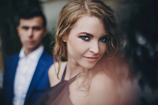 Retrato Casal Elegante Abraçando Rua Cidade Europeia Chuvosa Momento Romântico — Fotografia de Stock