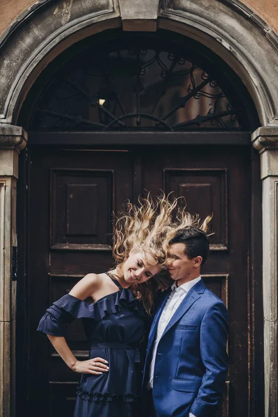 Casal Elegante Divertindo Rindo Rua Cidade Europeia Mulher Emocional Moda — Fotografia de Stock