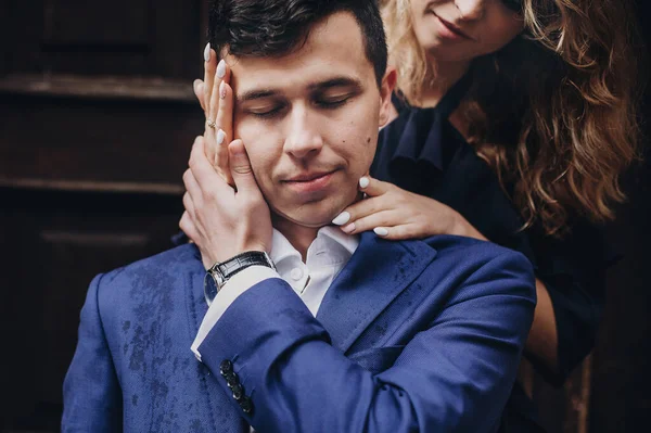 Mulher Elegante Amor Gentilmente Abraçando Seu Homem Tocando Bochecha Retrato — Fotografia de Stock