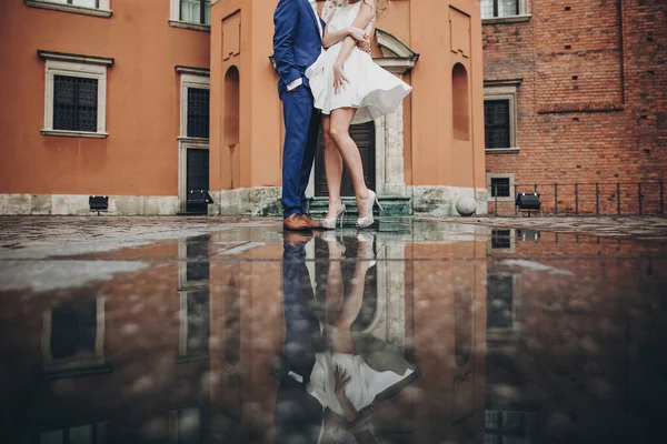 Casal Elegante Dançando Rua Cidade Europeia Fundo Arquitetura Antiga Reflexão — Fotografia de Stock