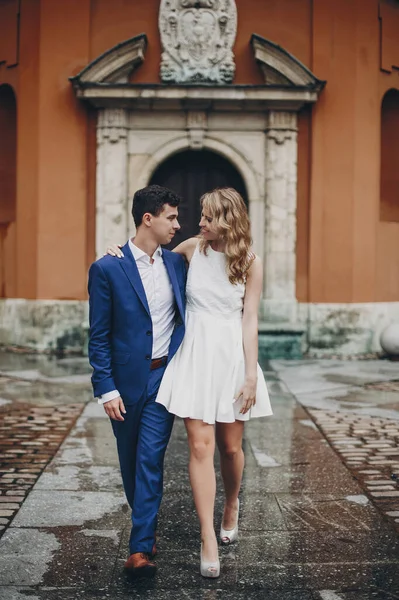 在欧洲城市街道上 一对时髦的夫妇在古老建筑的背景下拥抱在一起 时尚的男人和女人恋爱中享受城市的一天 一起在欧洲旅行 — 图库照片