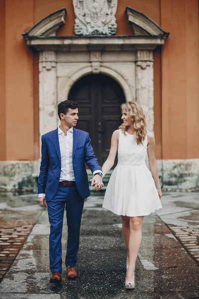 在欧洲城市街道上 一对时髦的夫妇在古老建筑的背景下走在一起 时尚的新郎新娘在城市里享受这一天 一起在欧洲旅行 — 图库照片