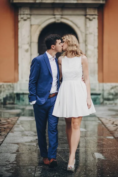 Elegante Pareja Caminando Besándose Calle Ciudad Europea Sobre Fondo Arquitectura —  Fotos de Stock