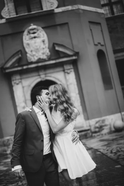 Elegante Pareja Caminando Besándose Calle Ciudad Europea Sobre Fondo Arquitectura —  Fotos de Stock