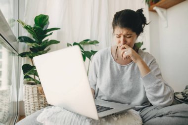 Depresyondaki üzgün kız dizüstü bilgisayara bakıyor, karantina sırasında evde tek başına oturuyor. Genç bir kadın işini ve depresyonunu kaybetmekten endişeleniyor. İşsizlik ve ekonomik kriz. Mali istikrarsızlık