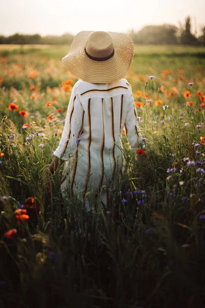 Jonge Vrouw Rustieke Linnen Jurk Wandelen Tussen Papaver Korenbloemen Zomer — Stockfoto