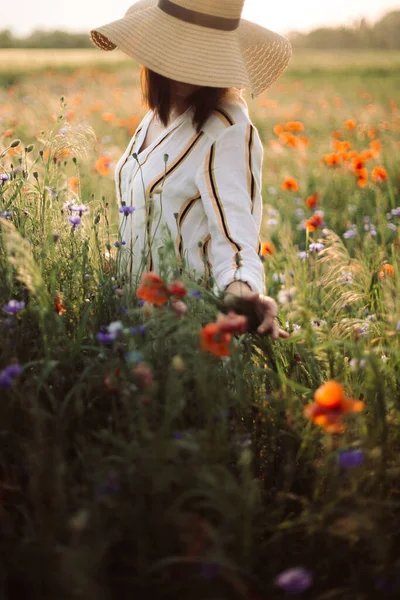 Elegante Ragazza Cappello Passeggiando Fiori Campo Luce Del Tramonto Nel — Foto Stock