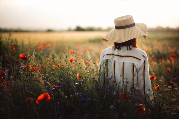 Stijlvolle Vrouw Rustieke Jurk Hoed Wandelen Zomer Weide Tussen Papaver — Stockfoto