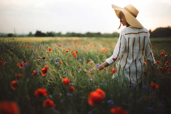 Stylish Woman Rustic Linen Dress Walking Summer Meadow Poppy Wildflowers — Stock Photo, Image