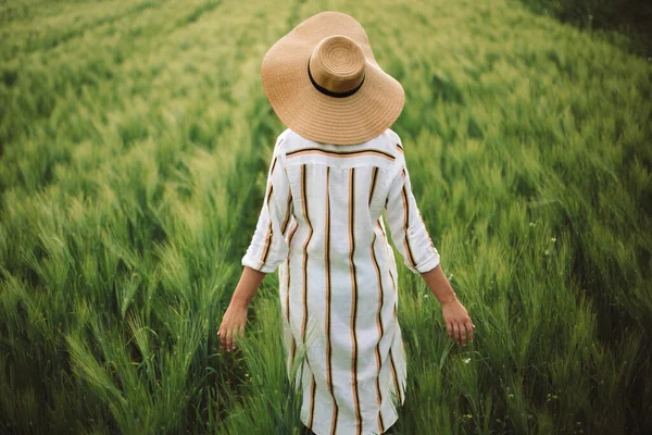 Mujer Vestido Rústico Sombrero Caminando Verde Campo Cebada Momento Auténtico —  Fotos de Stock