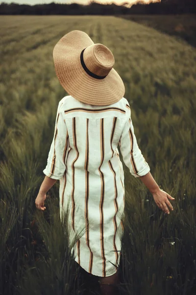 Vrouw Rustieke Jurk Hoed Wandelen Groen Veld Van Gerst Atmosferisch — Stockfoto