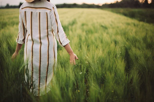 Mulher Vestido Rústico Andando Campo Verde Cevada Momento Autêntico Atmosférico — Fotografia de Stock