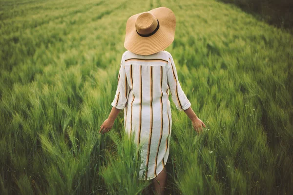 Vrouw Rustieke Jurk Hoed Wandelen Groen Veld Van Gerst Atmosferisch — Stockfoto