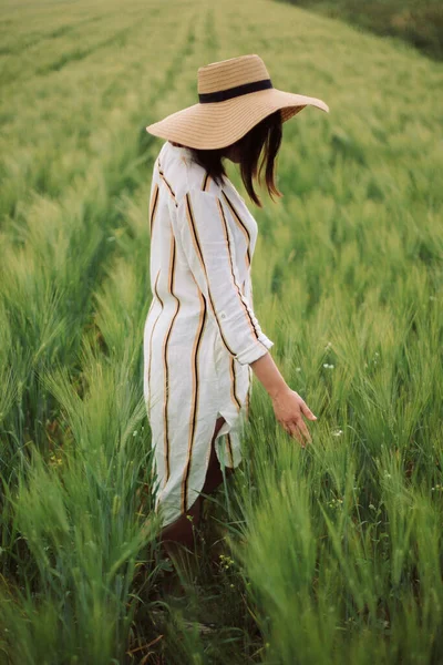 Wanita Muda Dengan Gaun Linen Dan Topi Berjalan Bidang Hijau — Stok Foto