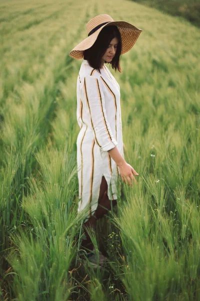 Woman Rustic Dress Hat Walking Green Field Barley Atmospheric Authentic — Stock Photo, Image