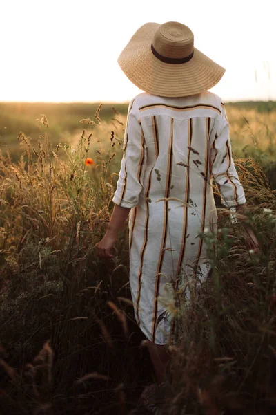 Vrouw Rustieke Jurk Hoed Wandelen Wilde Bloemen Kruiden Zonsondergang Gouden — Stockfoto