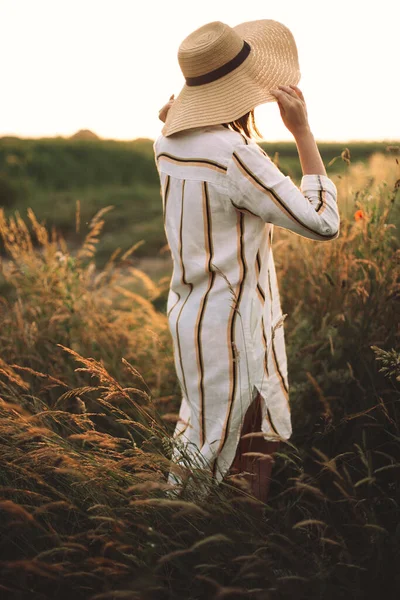 Vrouw Rustieke Jurk Hoed Genieten Van Rustige Zonsondergang Wilde Bloemen — Stockfoto