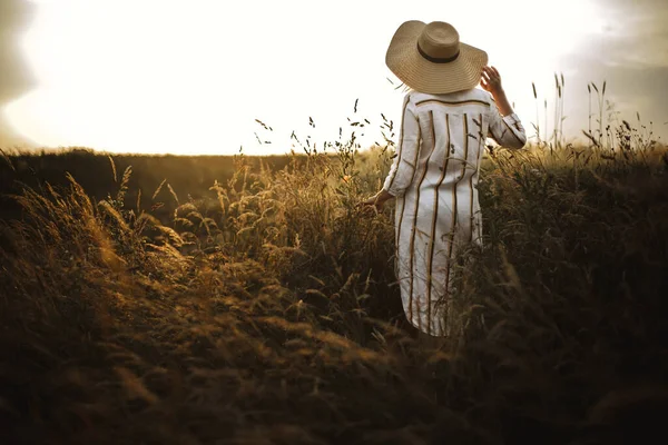 Woman Linen Dress Hat Walking Wildflowers Herbs Sunset Golden Light — Stock Photo, Image
