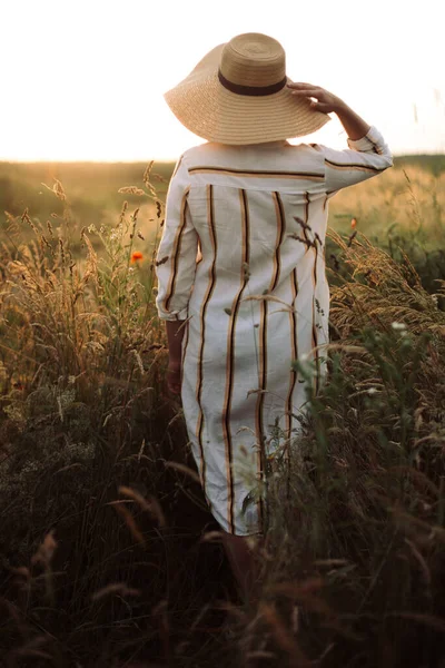 Frau Rustikalem Kleid Und Hut Genießt Friedlichen Sonnenuntergang Wildblumen Und — Stockfoto