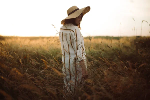 Kırsal Elbiseli Şapkalı Bir Kadın Kır Çiçekleriyle Yürüyor Yaz Çayırlarında — Stok fotoğraf