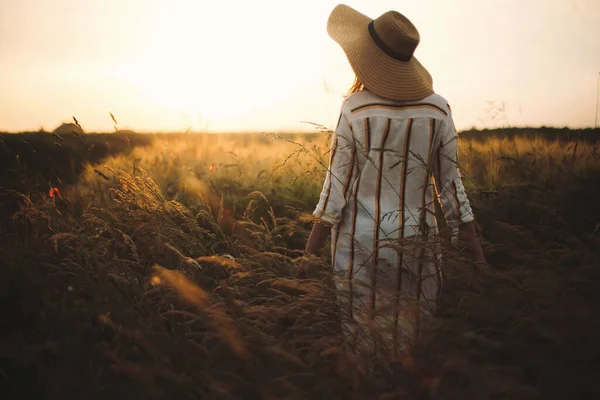 Жінка Лляній Сукні Капелюсі Ходить Лісових Квітах Травах Заході Сонця — стокове фото