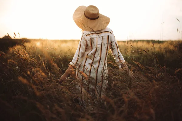 Vrouw Linnen Jurk Hoed Wandelen Wilde Bloemen Kruiden Zonsondergang Gouden — Stockfoto