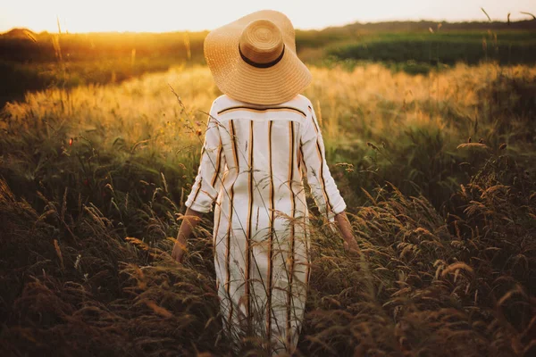 Frau Rustikalem Kleid Und Hut Die Wildblumen Und Kräutern Goldenen — Stockfoto