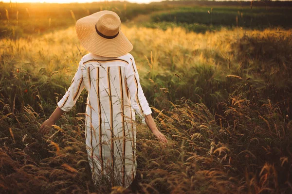 Mujer Vestido Lino Sombrero Caminando Flores Silvestres Hierbas Atardecer Luz — Foto de Stock