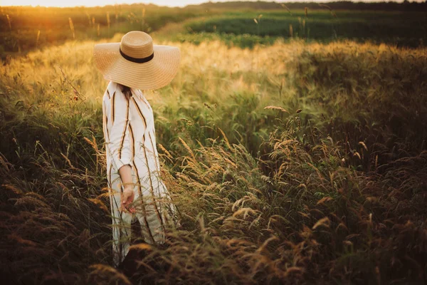 Donna Abito Rustico Cappello Passeggiando Fiori Selvatici Erbe Aromatiche Tramonto — Foto Stock