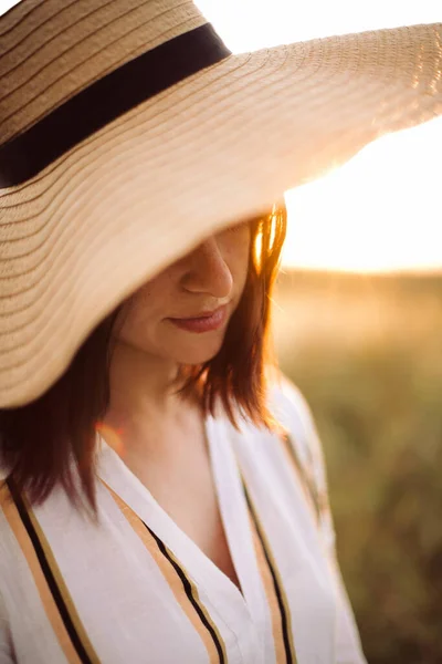 Retrato Una Hermosa Mujer Con Sombrero Disfrutando Luz Dorada Puesta — Foto de Stock