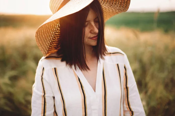 Potret Wanita Cantik Bertopi Menikmati Cahaya Matahari Terbenam Padang Rumput — Stok Foto