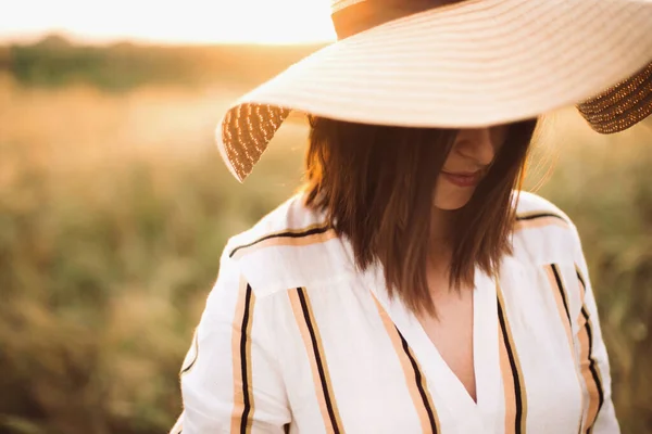 Porträt Einer Schönen Frau Mit Hut Die Das Goldene Licht — Stockfoto