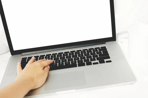 Person Som Använder Laptop Med Blank Vit Skärm Vit Mysig — Stockfoto