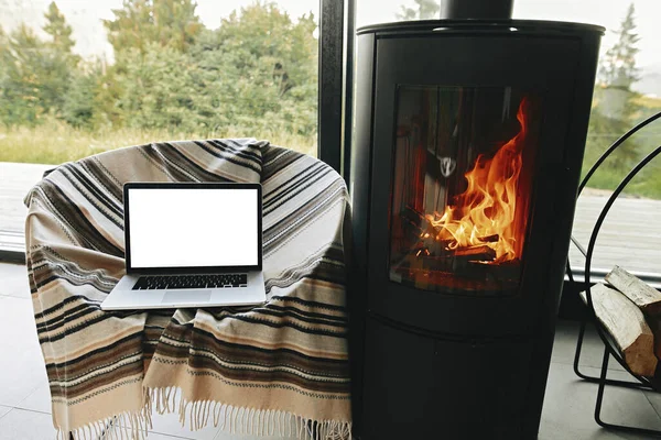 Laptop Met Blanco Wit Scherm Gezellige Stoel Bij Open Haard — Stockfoto