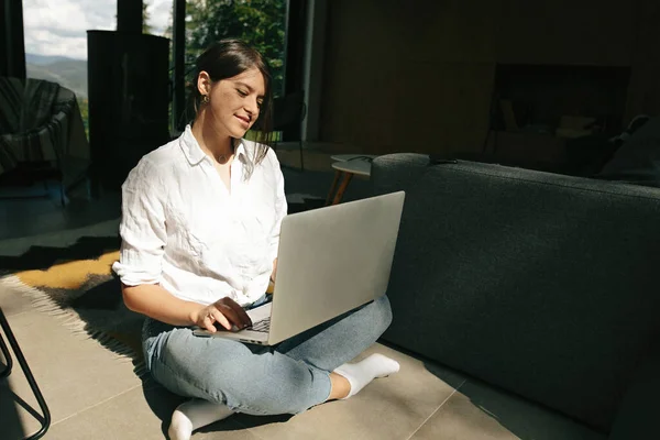 Счастливая Стильная Девушка Сидящая Полу Ноутбуком Солнечном Свете Молодая Женщина — стоковое фото