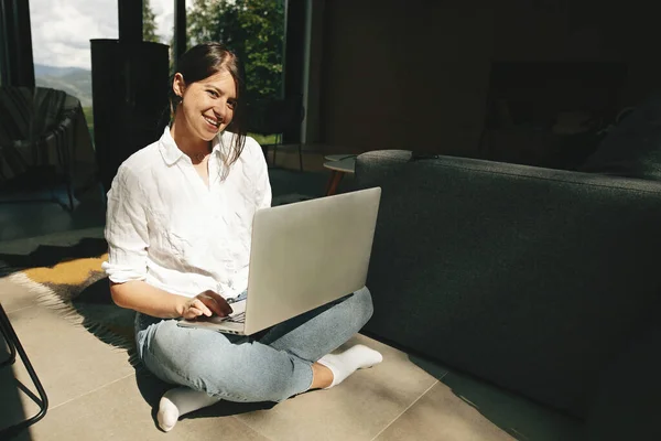 Wanita Muda Menggunakan Laptop Dan Tersenyum Belanja Online Atau Bekerja — Stok Foto