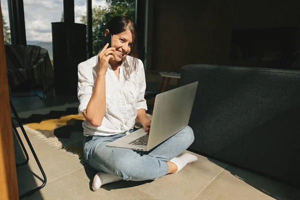 Happy Stylish Girl Chatting Phone Using Laptop While Sitting Floor — Stock Photo, Image