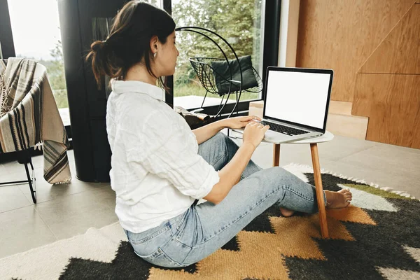 Gadis Hipster Bergaya Menggunakan Laptop Dengan Layar Kosong Duduk Lantai — Stok Foto