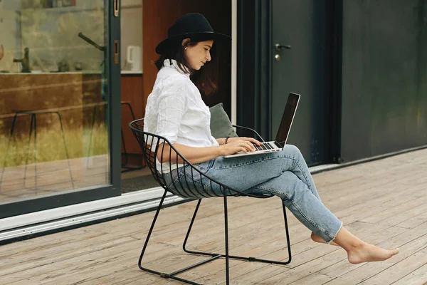 Gadis Hipster Bergaya Duduk Dengan Laptop Teras Kayu Jendela Besar — Stok Foto